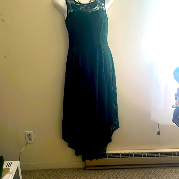 Emerald green lacy dress. - Picture 2 of 8